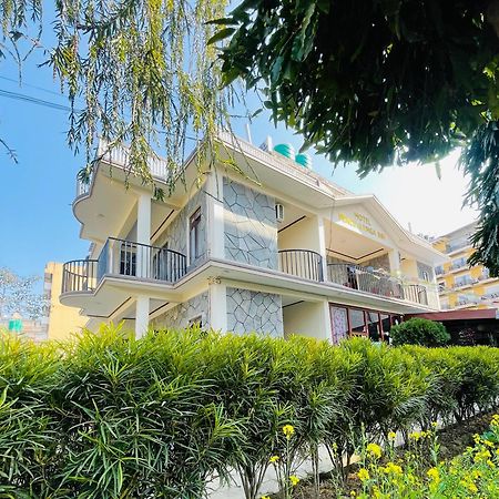 Hotel Peace Ganga Inn Pokhara Exterior photo