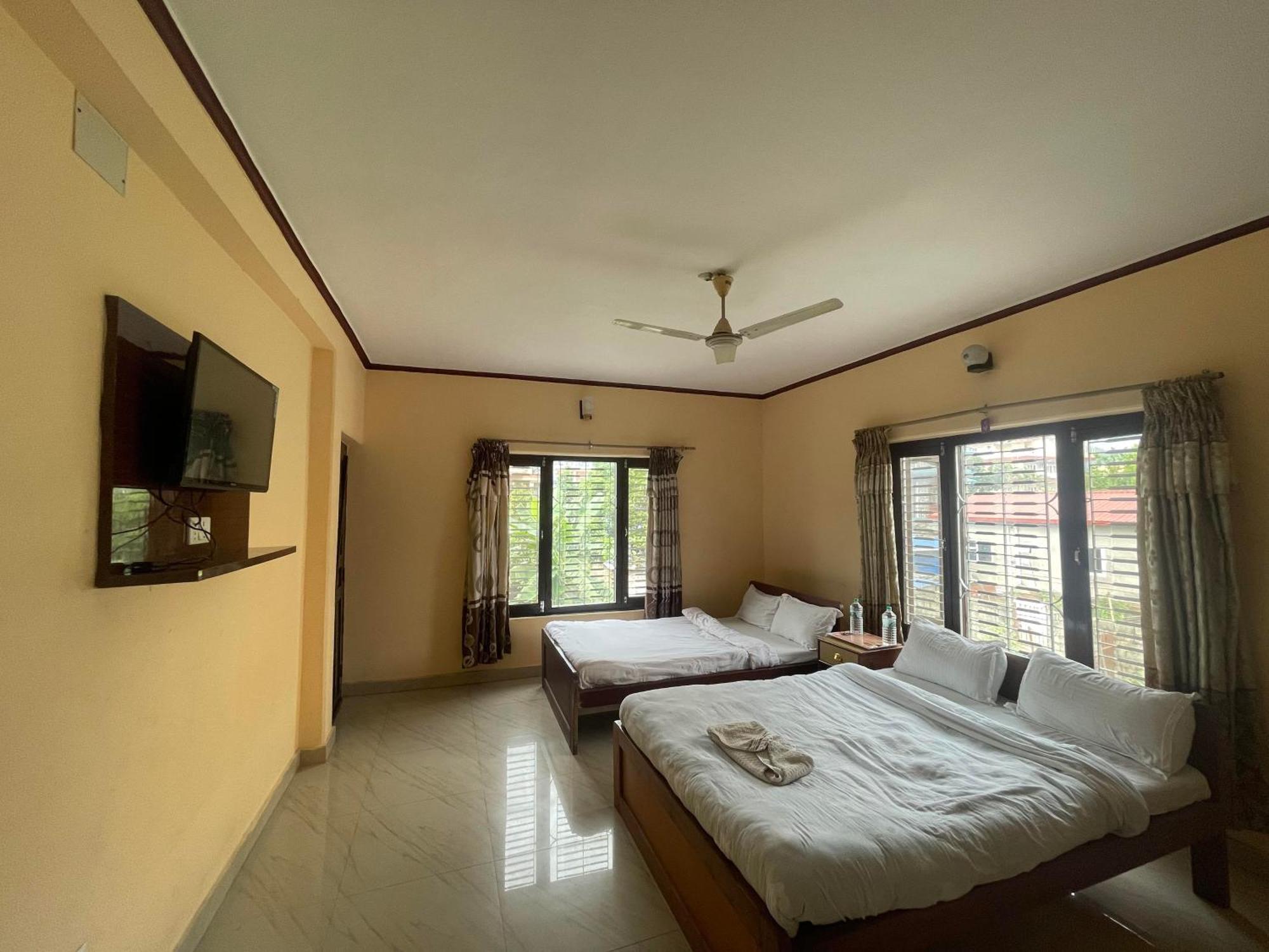 Hotel Peace Ganga Inn Pokhara Exterior photo