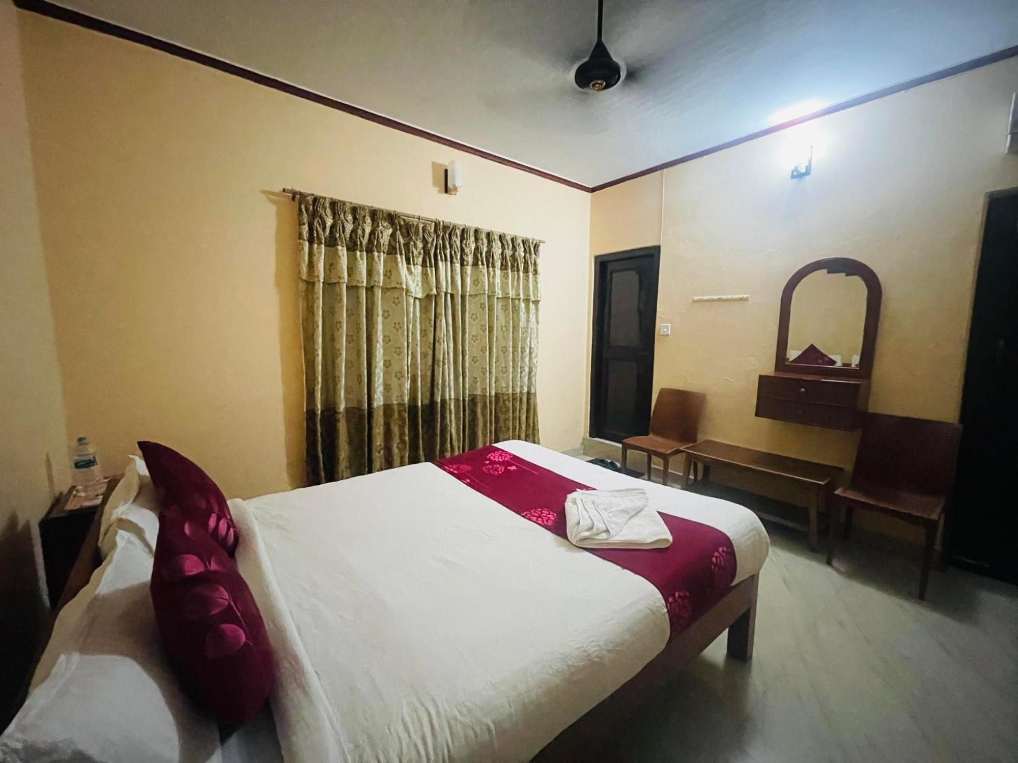 Hotel Peace Ganga Inn Pokhara Exterior photo